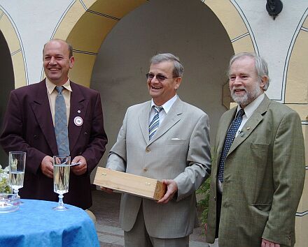 Brgermeister Helmut Mahler (Mitte) erhielt ein Prsent von Volkmar Kraus (rechts), Sprecher der HOG-Regionalgruppe Burzenland, und dessen Stellvertreter Martin Brenndrfer. Foto: Petra Reiner