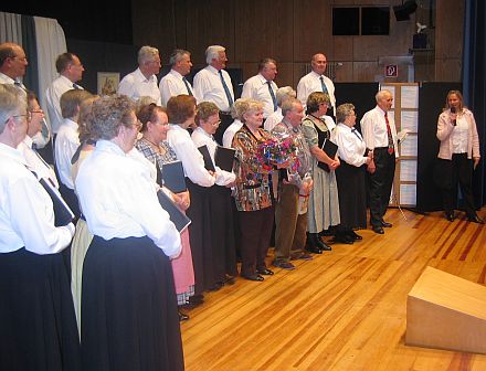 Die Kreisvorsitzende Inge Alzner (rechts im Bild) dankt dem Ingolstädter Chor und der uns erfreuenden Laienspielgruppe. Foto: Horst Göbbel