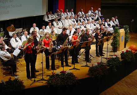 Musikalische Begleitung: Blaskapelle unter Leitung von Nikolaus Keindl