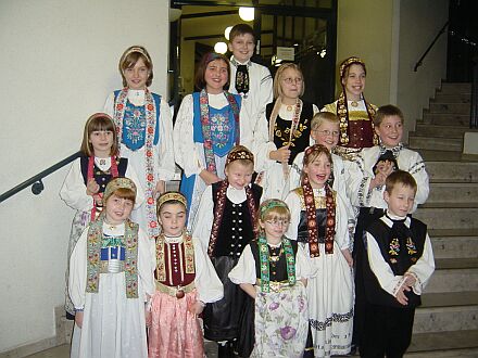 Frhliche Debtanten am Kathreinenball: Die neu gegrndete Ingolstdter Kindertanzgruppe unter der Leitung von Gerda Knall.