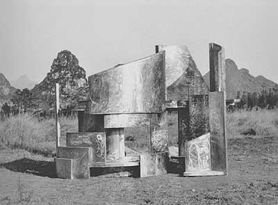 Peter Jacobi: Construct Deconstruct. Edelstahl, Sammlung Yuzi Paradise Sculpture Parc in Guilin, China.