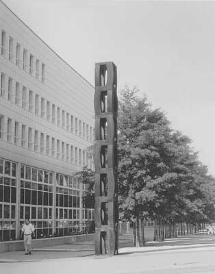 Modulare Sule von Peter Jacobi vor dem Landratsamt in Pforzheim.