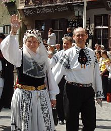 Das Ehepaar Enni und Harald Janesch im Trachtenumzug. Die beiden haben die Teilnehme der Landesgruppe Nordrhein-Westfalen am diesjhrigen Heimattag hervorragend koordiniert. Foto: Petra Reiner