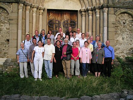 Reise in die Heimat der Elterngeneration. Vor dem Hauptportal der Kirchenburg Michelsberg.