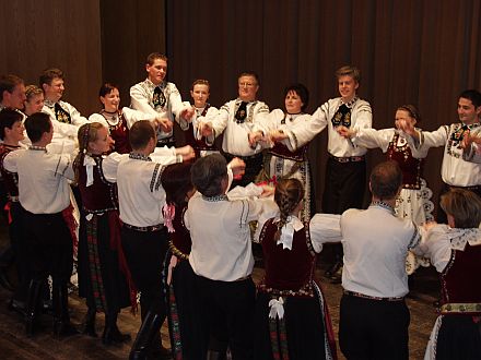 Die Volkstanzgruppe Mnchen und die Jugendtanzgruppe Mnchen beim gemeinsamen Tanz auf der Bhne des Sudetendeutschen Hauses.	 Foto: Doris Roth