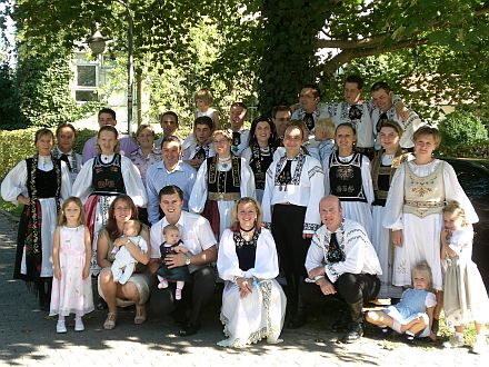Die Jugendtanzgruppe Stuttgart blickt auf ein ereignisreiches Jahr 2006 zurck, hier bei einer Hochzeit. Foto: Heike Mai-Lehni