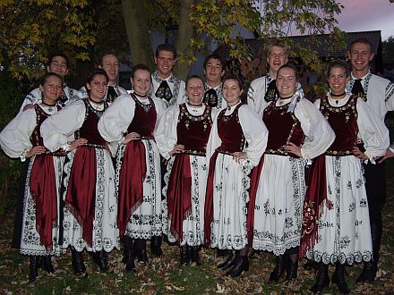 Hoffnungstrger unter den siebenbrgischen Tangruppen: Beim Volkstanzwettbewerb in Mirskofen am 23. Oktober erzielte die Jugendtanzgruppe Mnchen den vierten Platz, eine Woche zuvor gestaltete sie den „Tag der Heimat“ in Mnchen mit. Foto: Petra Reiner