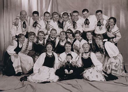 Spa in der Jugendtanzgruppe Stuttgart beim Fototermin im Studio Sydow, Plderhausen, im April 2002.