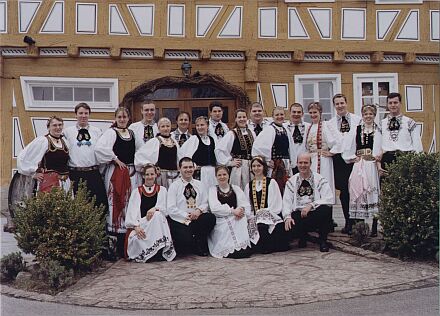 Jugendtanzgruppe Stuttgart unter der Leitung von Rainer Lehni. Ihr fnfjhriges Jubilum begeht die Gruppe mit einem Faschingsball fr Jung und Alt am 15. Februar 2003 in Urbach.