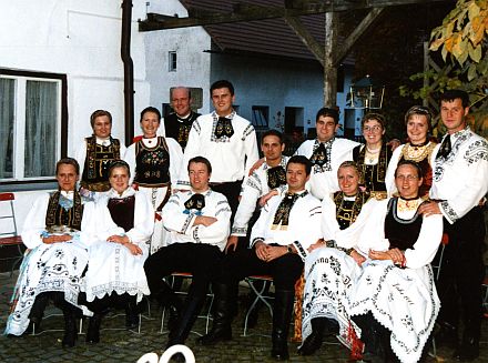Die Jugendtantzgruppe Stuttgart in Mirskofen im Oktober 2004. Foto: Heike Mai