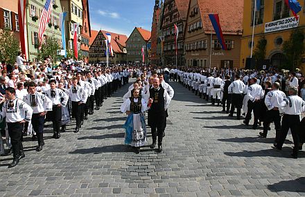 Die siebenbrgische Jugend gestaltet den Heimattag in Dinkelsbhl entscheidend mit, hier beim Tanzen vor der Schranne am Pfingstsonntag 2004. Foto: Christian Melzer