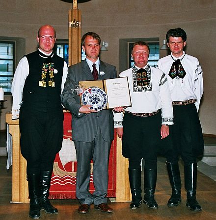 Benjamin Jozsa (2. von links) prsentiert den Preis, flankiert vom SJD-Bundesvorsitzenden Rainer Lehni (links auen), Laudator Jrgen Binder (3. v. links) und Dr. Gerald Volkmer (rechts auen) als Vertreter von Studium Transylvanicum. Foto: Josef Balazs