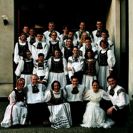 Die Siebenbrgisch-Schsische Bruder- und Schwesternschaft Setterich feiert vom 5. - 7. November ihr 50-jhriges Bestehen. Gruppenbild vor dem Osterball 2003 (es fehlen: Erna Mootz, Melanie Lngler, Oliver und Christian Hotz, Thorsten Fritsch und Tobias Theil).