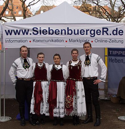 Siebenbrgische Jugendliche bei der Kaiser-Tour in Mnchen. Von links nach rechts: Gerhard Martini, Kerstin Schuster, Astrid Weber, Heidi Krempels, Andreas Roth. Foto: Doris Roth