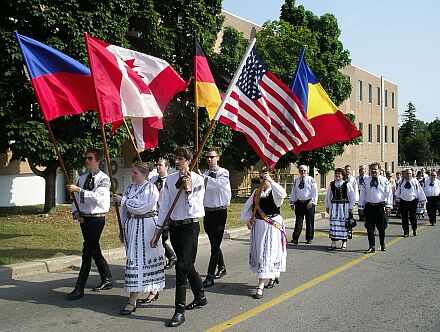 Fahnenabordnungen und siebenbrgisch-schsische Trachtentrger beim Festumzug des Heimattages in Kitchener, Ontario (Kanada).