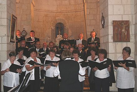 Auftritt der Siebenbrgischen Kantorei in der Kirche St. Pardoux (Frankreich). Foto: Doris Hutter