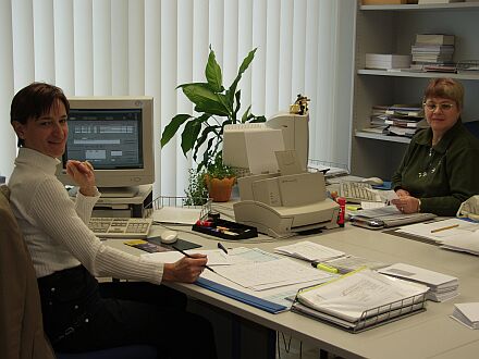 Blick in einen der funktional eingerichteten Brorume der Begegnungs- und Betreuungssttte in Mnchen, Gerda Schuster (links, Beitragsverwaltung der Landesgruppe Bayern) und Uta Schullerus (Mitgliederverwaltung der Landsmannschaft). Foto: Christian Schoger