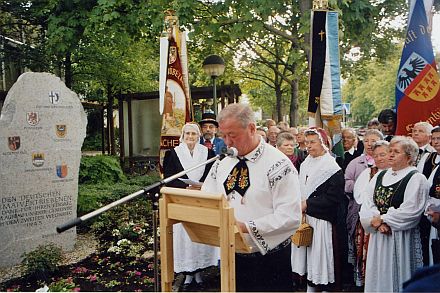 Kreisgruppenvorsitzender Martin Hanek bei seiner Ansprache anlsslich der Einweihung des Vertriebenen-Gedenksteines in Karlsfeld.