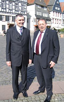 Der Oberbrgermeister der siebenbrgischen Stadt Mediasch, Daniel Thellmann (links), besuchte Hessen auf Einladung von Landtagsprsident Norbert Kartmann.