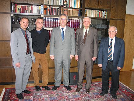 Rudolf Kartmann (Zweiter von rechts) wurde fr seine Verdienste gewrdigt, von links: Bernd Wegner, MdL Gemeinderat Riegelsberg, Klaus Kunz, Aussiedlerbeauftragter der saarl. Landesregierung, Victor Beierbach, Landesvorsitzender der LM der Deutschen aus Ruland, und Heinz Mix, Landesvors. der LM Ost- und Westpreuen. Foto: Bernhard Krastl