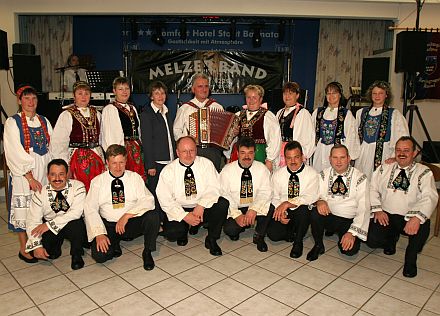  Die Tanzgruppe Kassel begeisterte beim traditioneller Herbstball mit neuen schwungvollen Tnzen. Foto: Christian Melzer