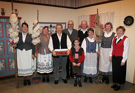 Applaus fr den Honterus-Chor, der den Katharinenball in Drabenderhhe traditionell mit einer Theaterdarbietung bereicherte. Foto: Christian Melzer