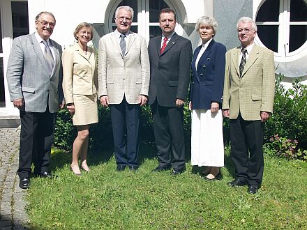 Bundesvorsitzender Volker Drr (Dritter v. l.) neben dem wieder gewhlten Vorsitzenden der Landesgruppe Bayern, Bernd Fabritius, und seinen Stellvertretern (v. l. n. r.): Karl-Christian Schuller, Hannelore Scheiber, Herta Daniel und Johann Schuller. Foto: Christian Schoger