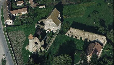 Kerzer Zisterzensierabtei-Ruine von Osten gesehen. Lufbildaufnahme von Georg Gerster