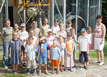 Auf Entdeckungsreise im All: Die Kindertanzgruppe Nrnberg-Frth-Erlangen-Schwabach im Hermann-Oberth-Museum in Feucht. Foto: Fritz Schller