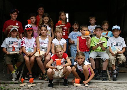 Siebenbrgische Kindertanzgruppe Nrnberg im Freilandmuseum Bad Windsheim mit den gebastelten Booten. Foto: Annemarie Wagner