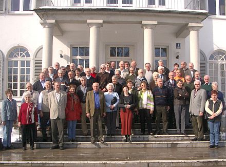 Die Teilnehmer des Seminars zum Thema rumniendeutsche Zeitgeschichte vor dem Heiligenhof in Bad Kissingen.