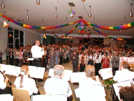 Grenzbergreifender Kulturaustausch der Siebenbrgher Sachsen: Stehender Applaus fr die „Transylvania Hofbru-Band“ im Kulturheim Hermann Oberth zu Drabenderhhe. Foto: Christian Melzer