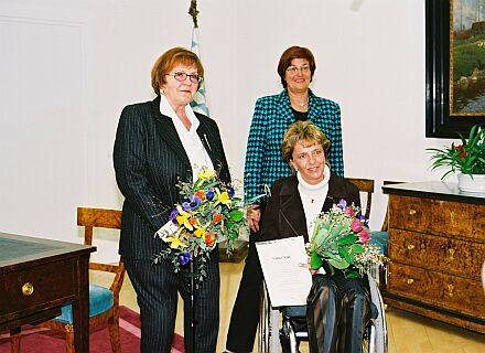 Amtsbergabe in der Staatskanzlei: rechts die zur neuen Behindertenbeauftragten der Bayerischen Staatsregierung berufene Anita Knochner, links Amtsvorgngerin Ina Stein, im Hintergrund Sozialministerin Christa Stewens. Foto: Firsching.