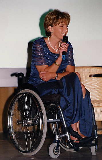  Medienprofi Anita Knochner, Kreisrtin und Behindertenbeauftragte des Landkreises Rosenheim, beim Moderieren eines Galaabends in der Rosenheimer Stadthalle.