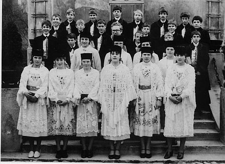 Konfirmandinnen tragen ein selbst gefertigtes Schultertuch mit langen Fransen zur Konfirmation in Heldsdorf, 1983.