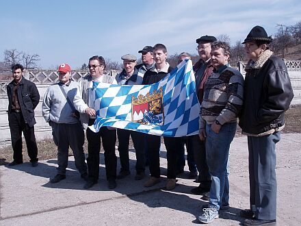 Gruppenbild der Konvoiteilnehmer mit Hermann Grimm (Dritter von Links)