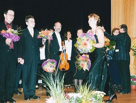 Die Akteure mit Blumen im Bildvordergrund (von links nach rechts): Pianist Bernd Schfer, Tenor Dieter Wagner, Herbert Christoph (Viola), Moderatorin Helmine Buchsbaum.