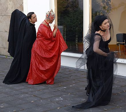 Szene aus dem im Kornwestheim aufgefhrten „Lied vom Knig und dem Tod“ mit Engel (Bettina Schubert). Knigin (Heidi )und Tod. Foto: Peter Mann