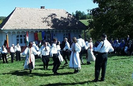 Die Burzenlnder Volkstanzgruppe gestaltete das Fest in Korond mit. Foto: Folker Orendi