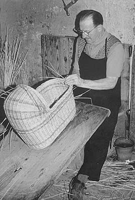 Alex Kravatzky (71) im Sommer 1978 bei der Arbeit an einem Puppenwagen in seiner Werkstatt in der Waisenhausgasse zu Kronstadt. Die Aufnahme stammt vom damaligen US-Botschafter in Bukarest, der zu den begeisterten Kunden des Korbflechters gehrte.