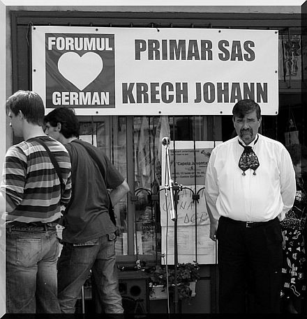 Gibt es in Heltau bald einen schsischen Brgermeister (primar sas)? Johann Krech vor dem Wahlplakat. Foto: Martin Ohnweiler