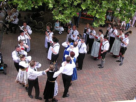 Die Siebenbrgische Tanzgruppe Tuttlingen, Siebenbrgische Tanzgruppe Bblingen und die Tanzgruppe des Trachten- und Heimatvereins Sindelfingen/Bblingen (ein hieisiger Verein, der allerdings eine bayerische Tanzgruppe mit Schuhplattlern hat). Foto: Jan Kijek