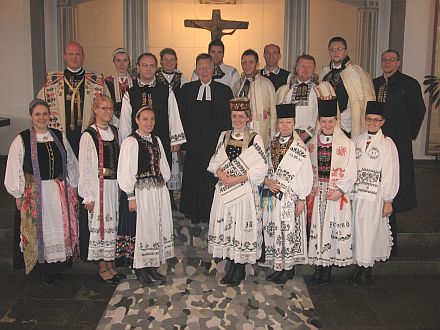 Pfarrer i.R. Rolf Bergmann wurde beim Gottesdienst von Jugendlichen in siebenbrgisch-schsischer Tracht begleitet.