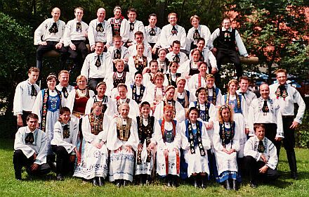 Gruppenbild mit den drei siebenbrgischen Jugendtanzgruppen, die das Kronenfest in Stuttgart gestalteten.