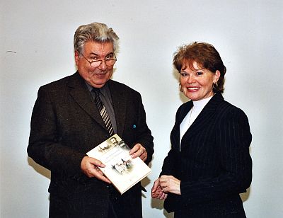 Dr. Michael Kroner mit der Verlegerin Dagmar Zink und seinem neuesten Werk. Foto: Konrad Klein