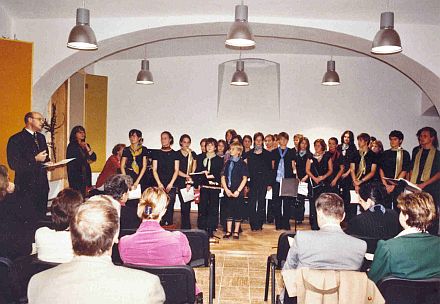 Der Kronstdter Stadtpfarrer Christian Plajer begrte die Gste und Mitwirkenden, darunter den von Ingeborg Acker geleiteten Canzonetta-Schlerchor, bei der Einweihung des neuen Mehrzweckraumes.