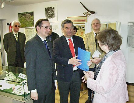 Thomas Kufen (2. von links), Integrationsbeauftragter des Landes Nordrhein-Westfalen, bei seinem Informationsbesuch in Drabenderhhe. Auerdem im Bild zu sehen, von links nach rechts: Pfr. i.R. Kurt Franchy, Landrat Hagen Jobi, Bundesvorsitzender Volker Drr sowie die Kreisgruppenvorsitzende Anna Janesch. Foto: Reinhard Schneider