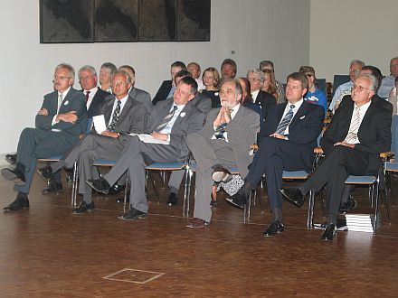 Ehrengste bei der Erffnung der Siebenbrgisch-Schsischen Kulturtage 2004 in Nrnberg, erste Reihe von rechts nach links: Bundesvorsitzender Volker Drr, DFDR-Vorsitzender Klaus Johannis, Dr. Rainer Schoch, Stellvertetender Generaldirektor des Germanischen Nationalmuseums, Kulturstaatssekretr Karl Freller, Brgermeister Dr. Klemens Gsell und Gnter Gloser, MdB; Erster von links in der zweiten Reihe: Festredner Horst Gbbel. Foto: Hans-Werner Schuster