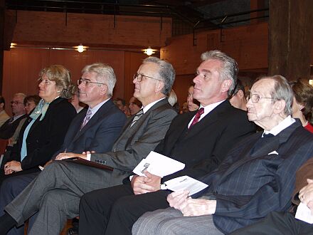 Prominenz bei der Erffnung der Siebenbrgisch-Schsischen Kulturtage in Gundelsheim am Neckar, von links nach rechts: Karin Servatius-Speck, Lothar Oheim, Volker Drr, Heribert Rech und Ernst Irtel.