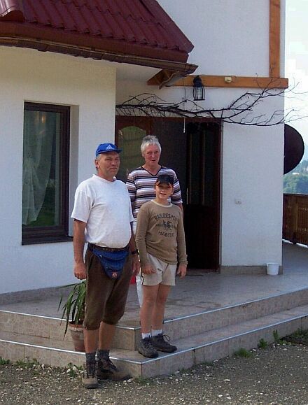 Hermann, Katharina und Leo Kurmes vor dem Eingang zur Vila Hermani. Foto: Herbert Liess